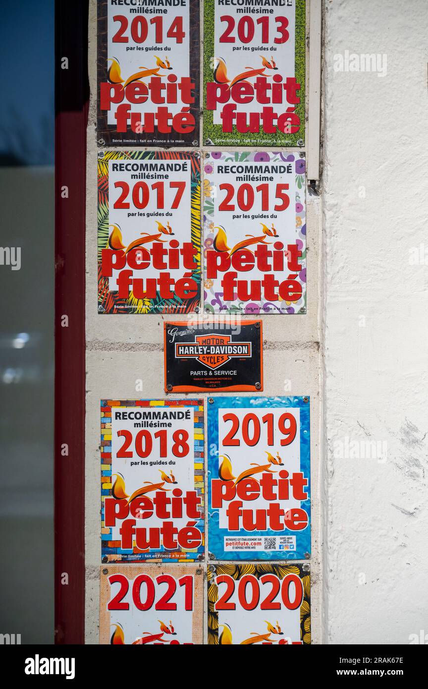 Das Petit Fute Travel Guide Restaurant befindet sich in einem Restaurant in Montsoreau Loire Vally France. Stockfoto