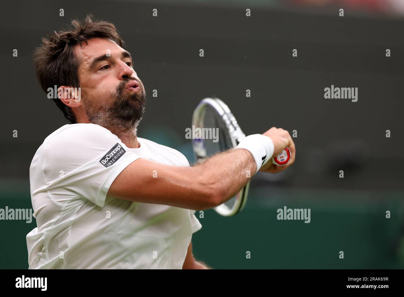 Wimbledon, Großbritannien, 04/07/2023, 4. Juli 2023; All England Lawn Tennis and Croquet Club, London, England: Wimbledon Tennis Tournament; Jeremy Chardy spielt einen Vorsprung für Carlos Alcaraz Credit: Action Plus Sports Images/Alamy Live News Stockfoto