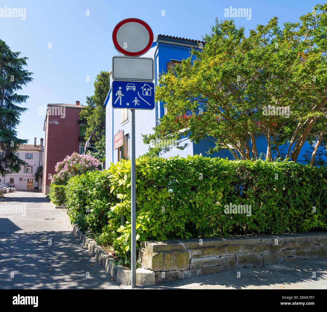 Koper, Slowenien. 2. Juli 2023. Das Schild „kein Zutritt“ an einer Straße im Stadtzentrum Stockfoto