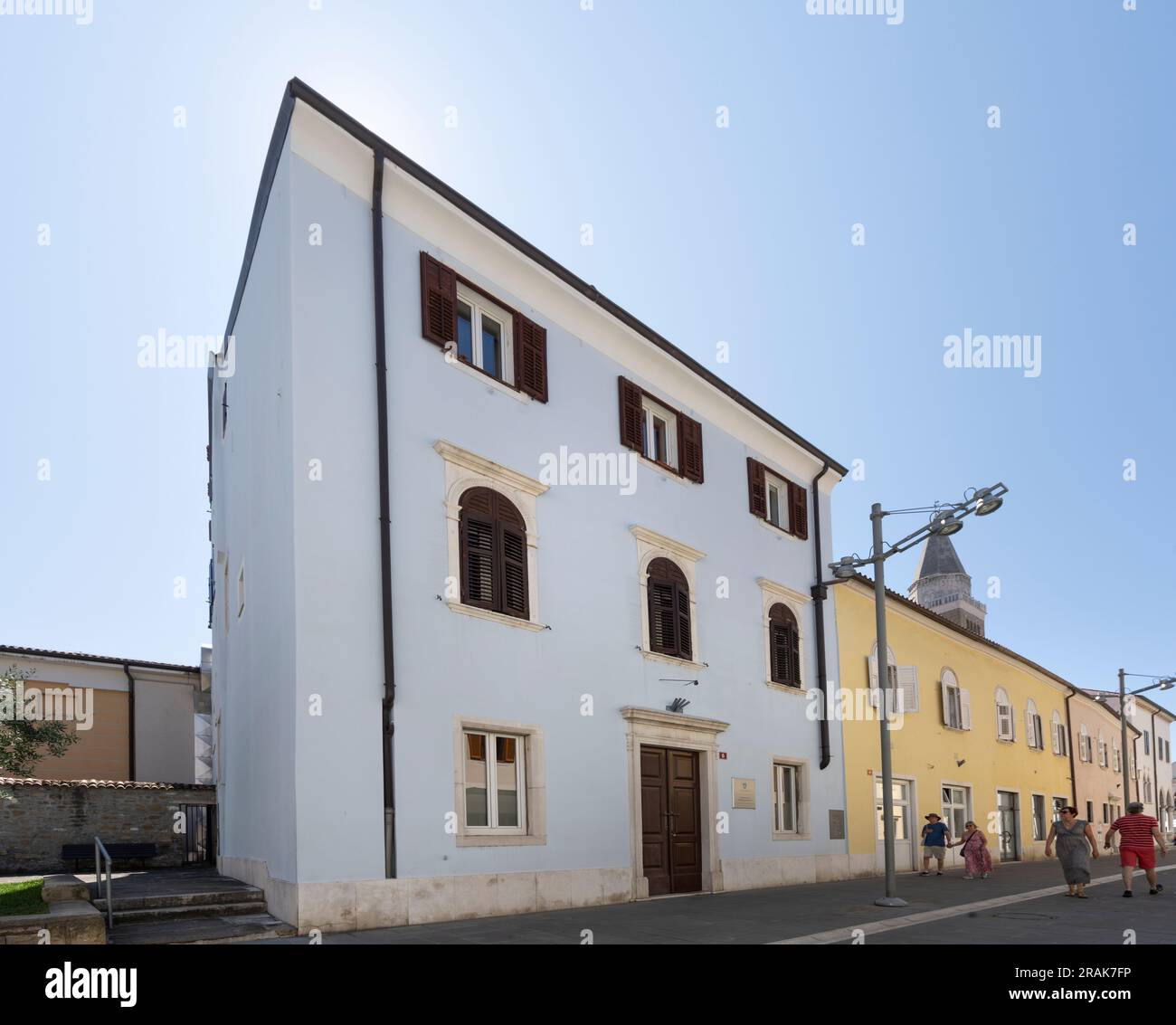 Koper, Slowenien. 2. Juli 2023. Blick auf die Außenfassade des Gemeindeverwaltungsgebäudes im Stadtzentrum Stockfoto