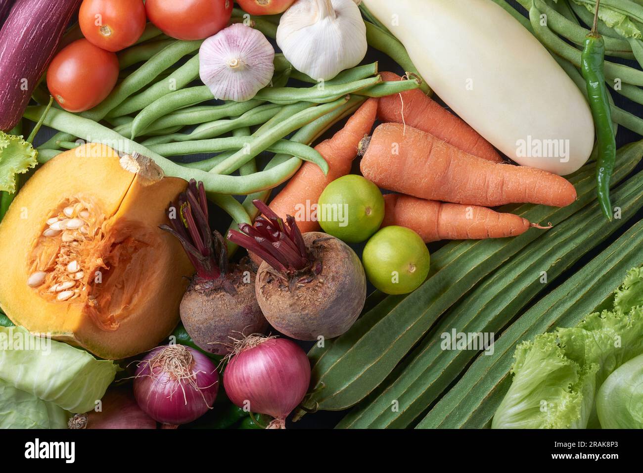 Verschiedene gesunde Gemüse im Vollformat, Nahrungshintergrund direkt von oben genommen, flache Laienfotografie des Konzepts der gesunden Ernährung Stockfoto