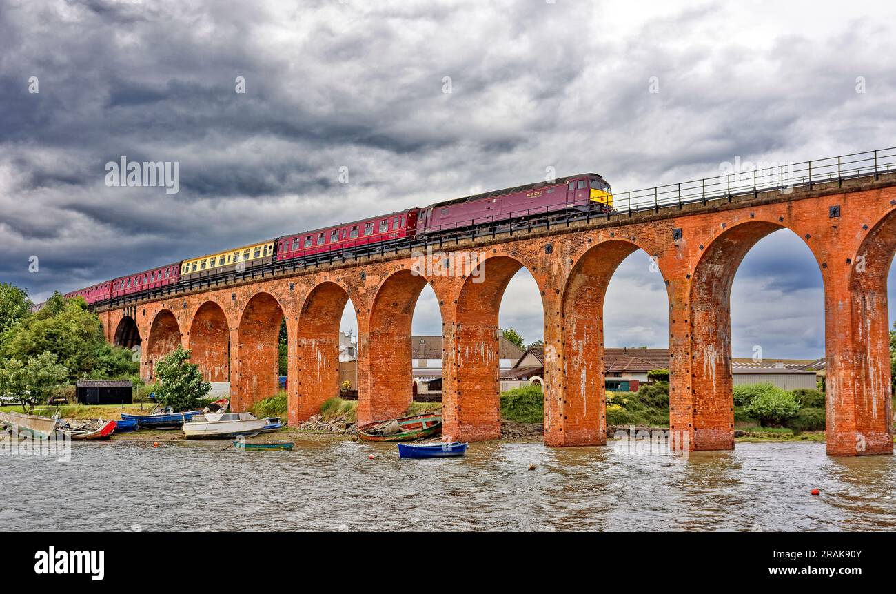 Flying Scotsman Steam Train 60103 überquert das Ferryden Viaduct Montrose Basin Schottland, das Heck der Zugwagen und ein Dieselmotor Stockfoto