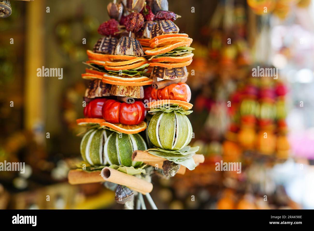 Sammlung von getrocknetem Obst, Gemüse und Gewürzen auf dem Markt Stockfoto