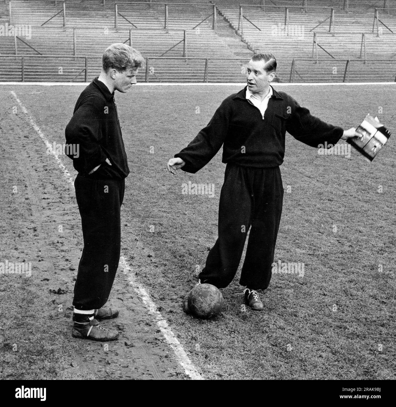 Wolverhampton Wanderers Fußballer Ron Flowers und Joe Gardiner auf der Molineux 1955. Stockfoto