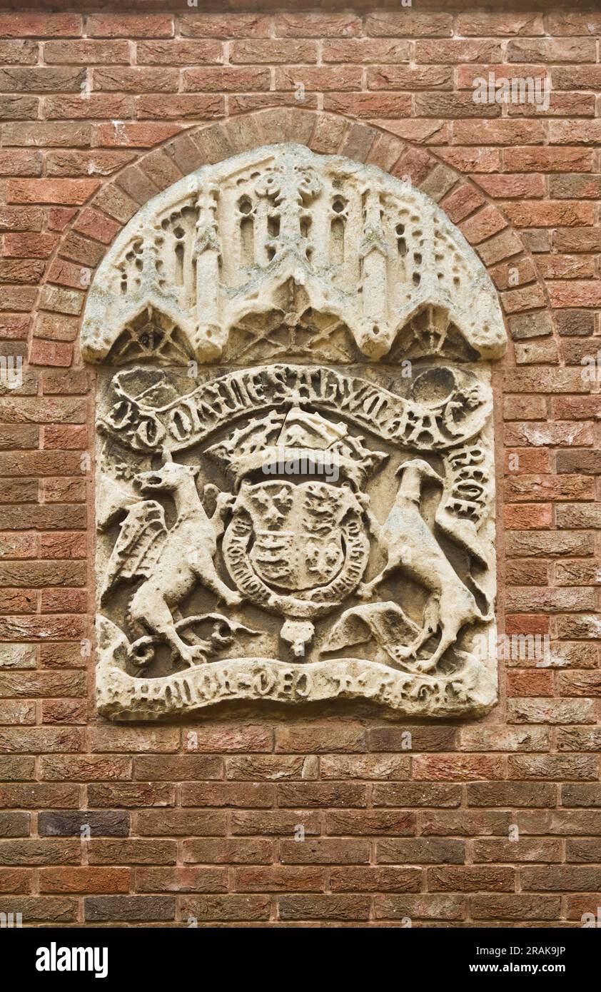Der Steinmantel der königlichen Arme von Heinrich Achte ist über der Türschwelle des Crown Court, Kings Lynn, England, montiert Stockfoto
