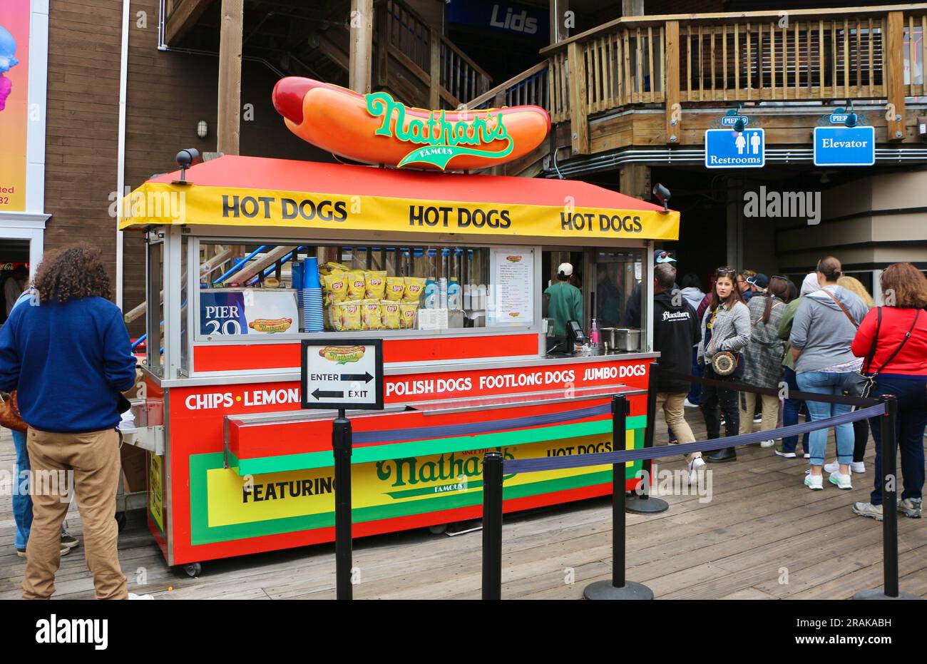 Nathan's berühmte Hot Dogs stehen am Pier 39 Fisherman's Wharf San Francisco California USA Stockfoto