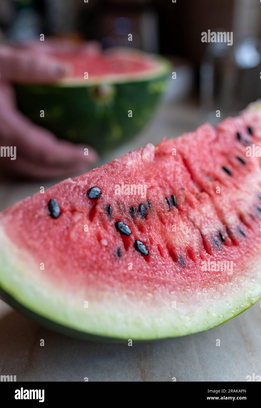 Ein Viertel frisch geschnittene Wassermelone mit Samen auf der Küchentheke Stockfoto