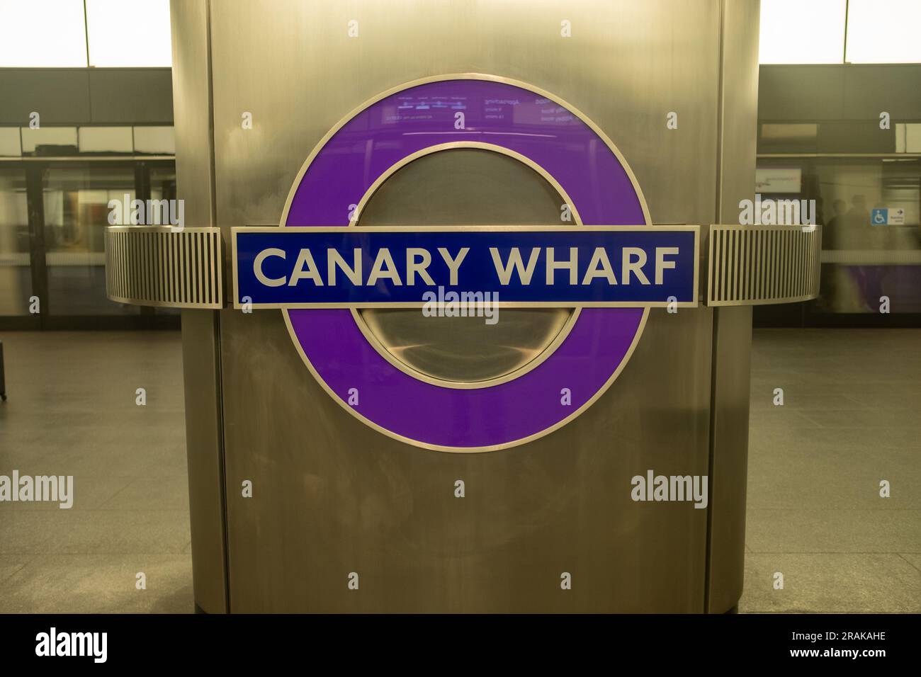 London – Juni 2023: Canary Wharf Underground-Logo für die Elizabeth Line Stockfoto