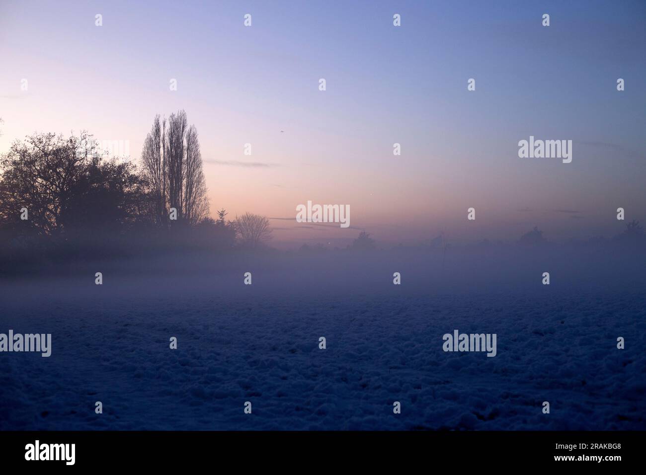Ein schneebedeckter Park in Ilford, East London. Stockfoto