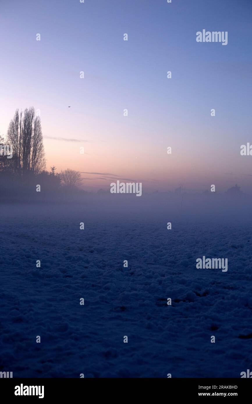Ein schneebedeckter Park in Ilford, East London. Stockfoto