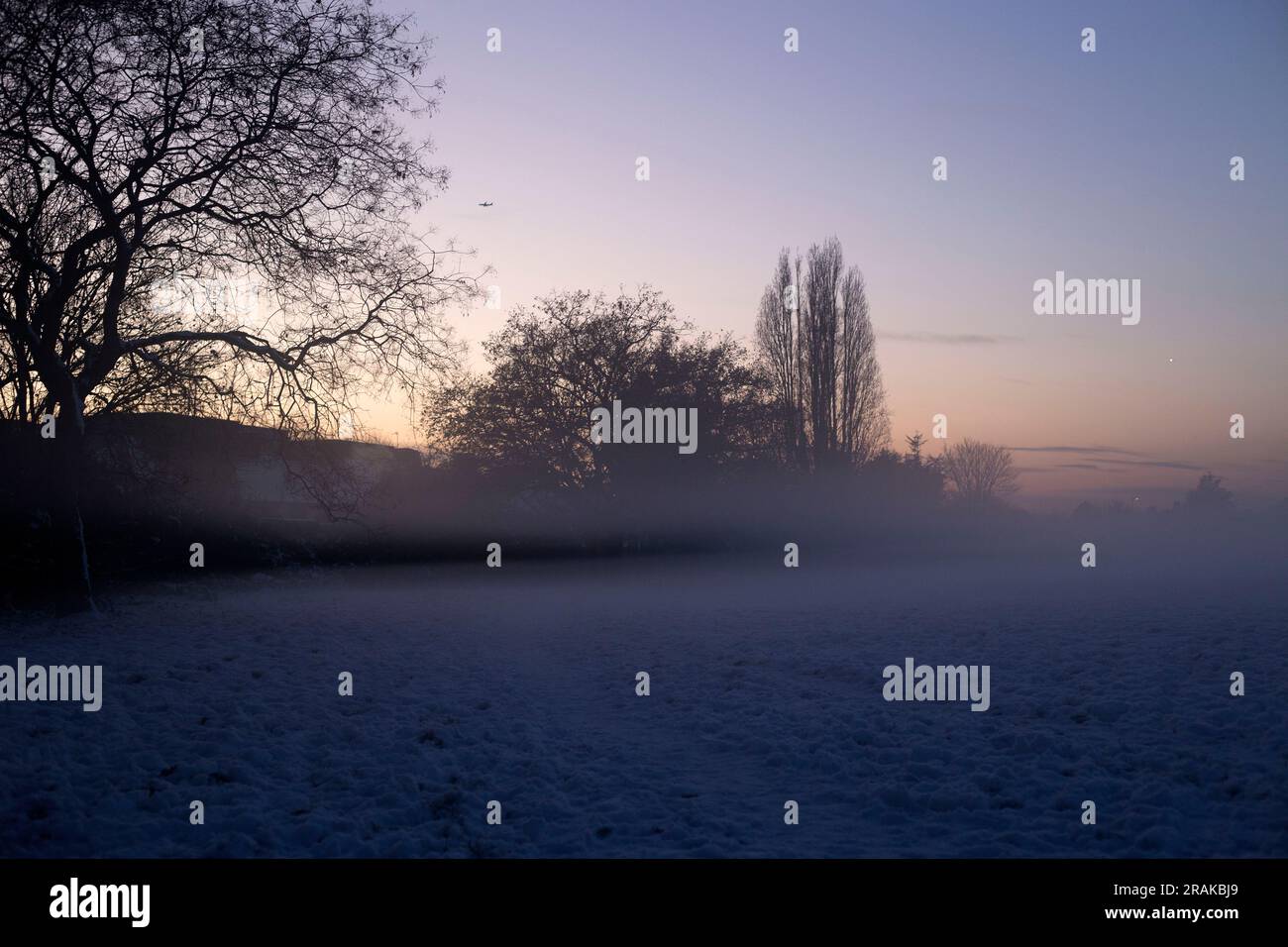 Ein schneebedeckter Park in Ilford, East London. Stockfoto