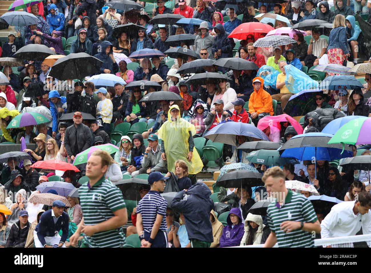 London, Großbritannien. 04. Juli 2023. Am zweiten Tag der Wimbledon-Meisterschaft 2023 in London am Dienstag, den 04. Juli 2023, stellen die Zuschauer ihre Regenschirme auf. Foto: Hugo Philpott/UPI Credit: UPI/Alamy Live News Stockfoto