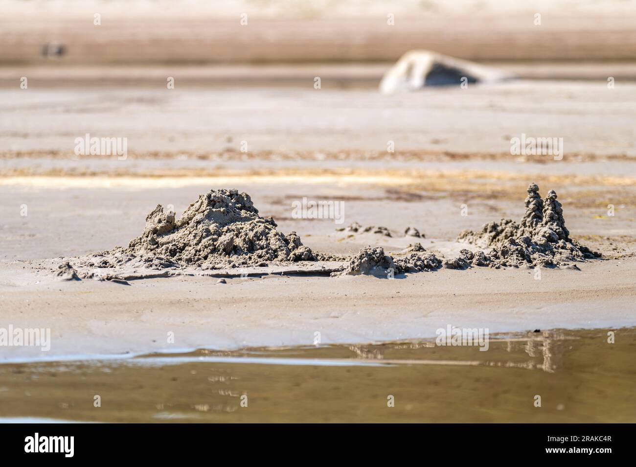 Sandburg am Strand in der Nähe des Wassers. Hochwertiges Foto Stockfoto