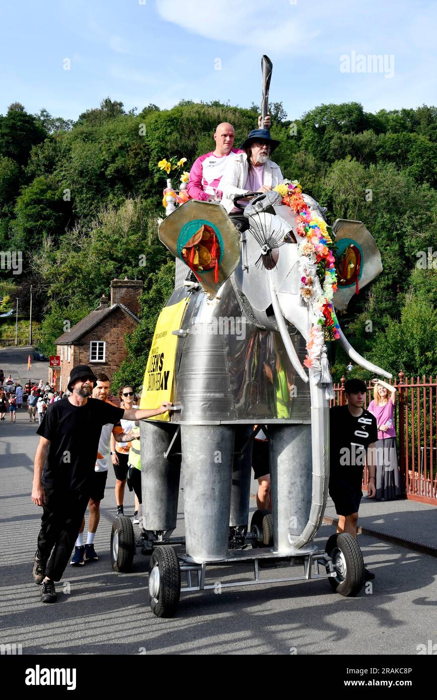 Die Commonwealth Games Queen's Baton Relay überquert die Ironbridge auf einem mechanischen Elefanten. Stockfoto