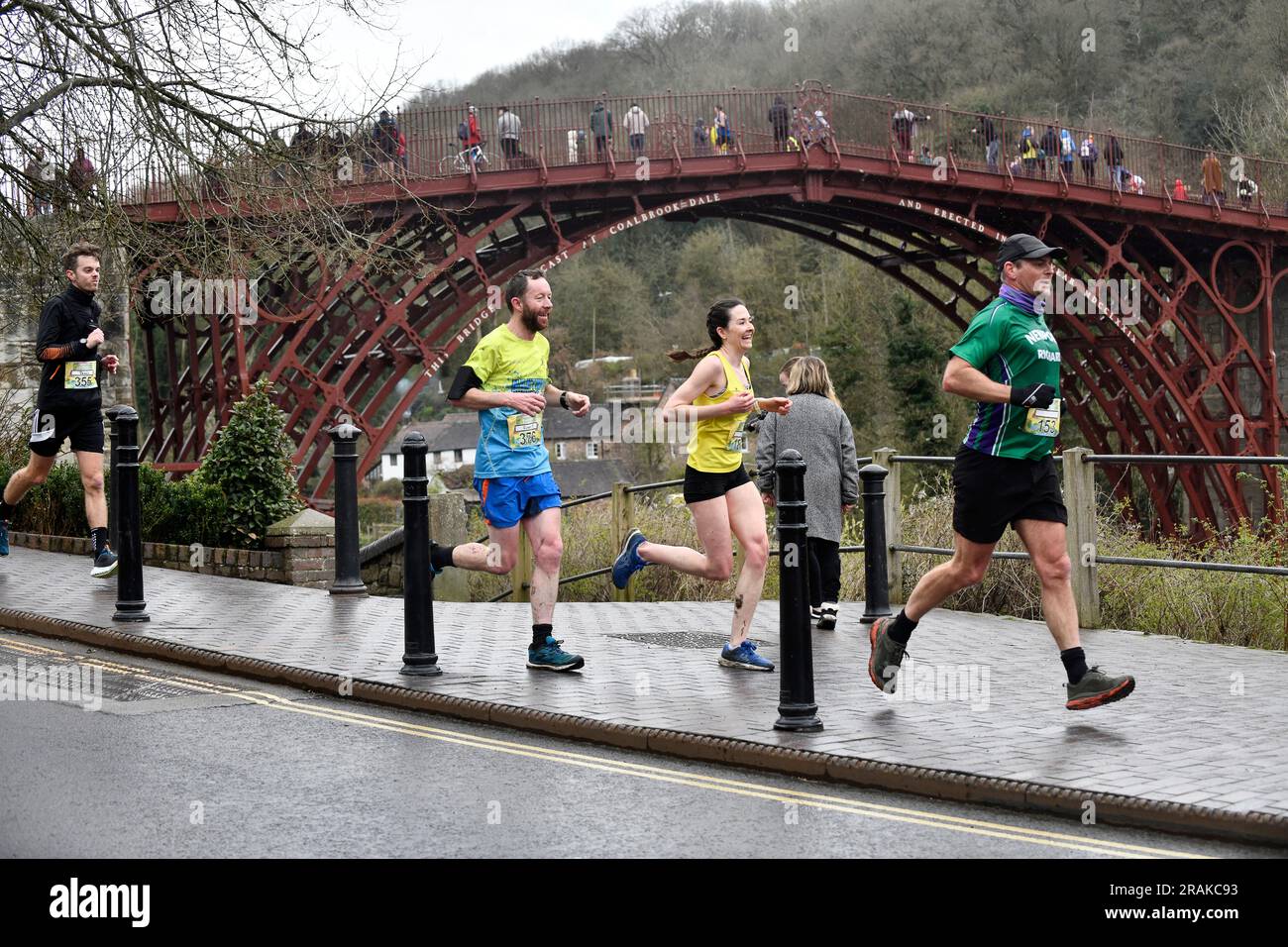 Der Ironbridge Halbmarathon – Läufer, die durch Ironbridge laufen. BILD VON DAVID BAGNALL Stockfoto