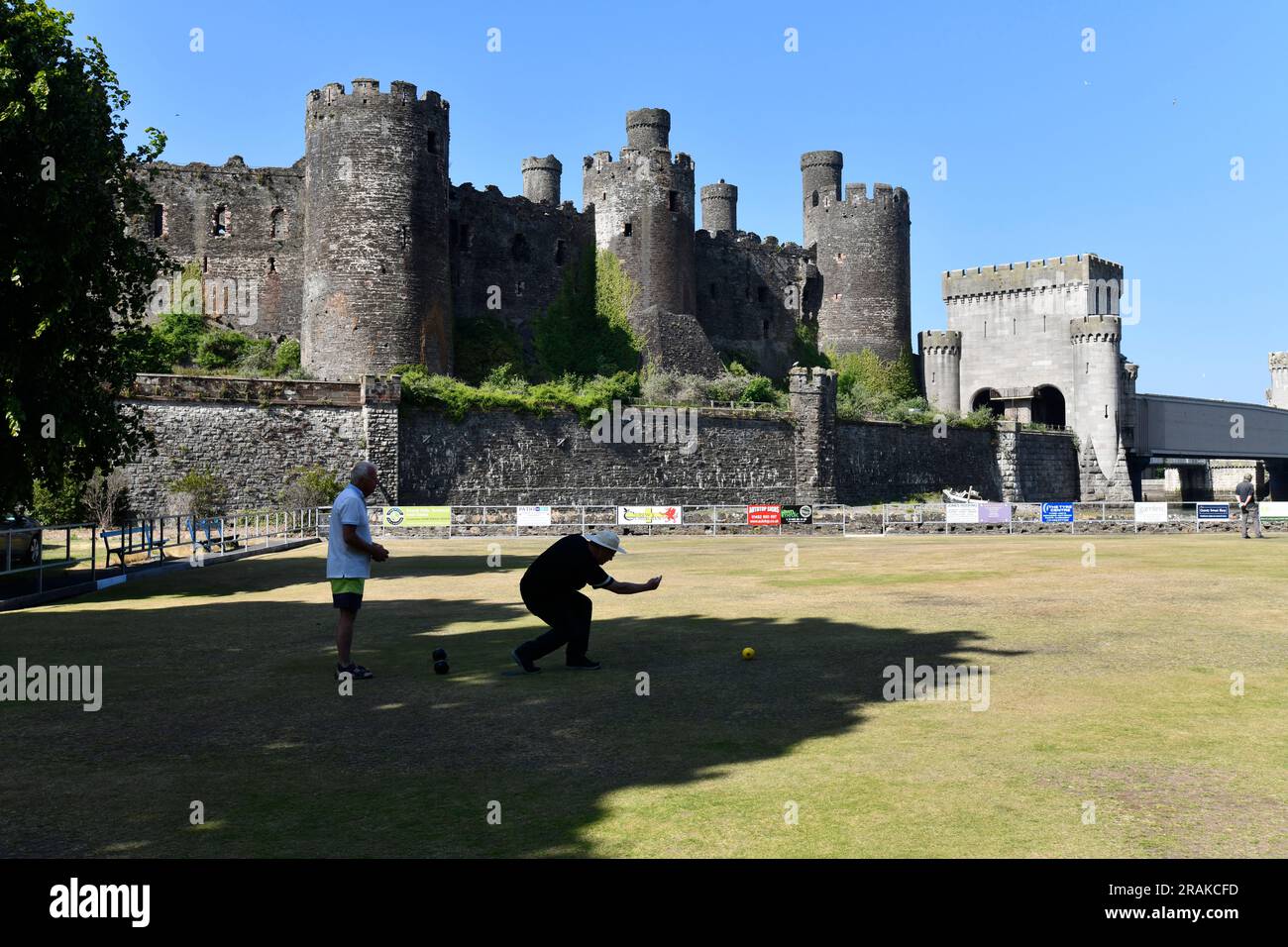 Crown Green Bowling unter Conwy Castle in North Wales, Großbritannien Stockfoto