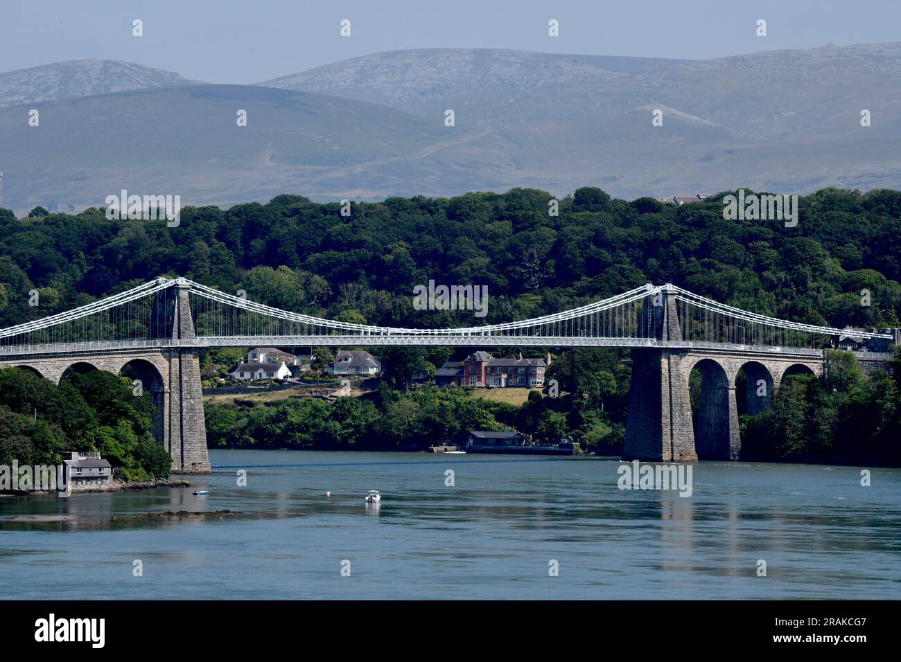 Menai-Hängebrücke über die Menai-Straße nach Anglesey North Wales Stockfoto