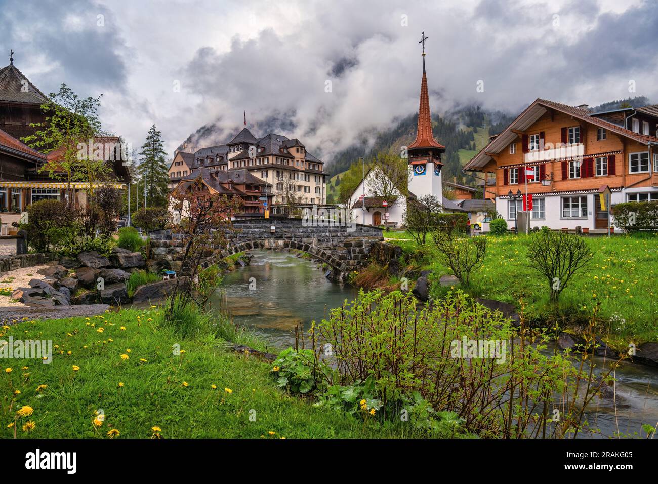 Kandersteg Schweiz, Skyline am Kander River und Evangelische Kirche Stockfoto