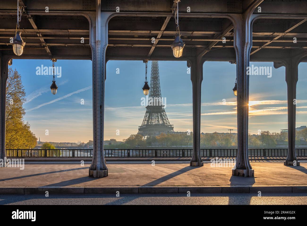 Paris Frankreich, die Skyline der Stadt bei Sonnenaufgang am Eiffelturm und die seine-Bir-Hakeim-Brücke Stockfoto
