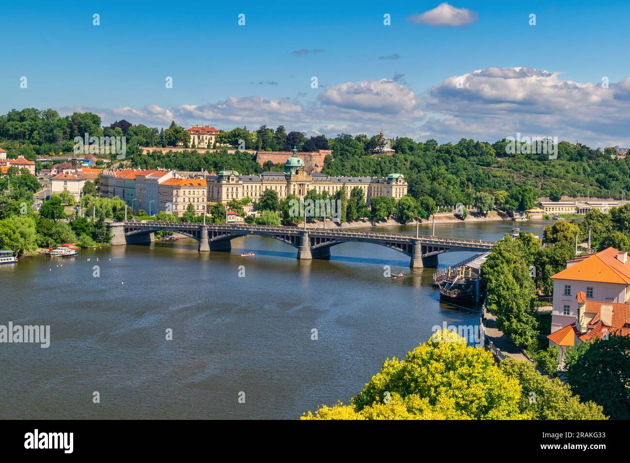 Prag Tschechische Republik, Skyline der Stadt mit Blick auf die Manes-Brücke und die Moldau, Tschechien Stockfoto