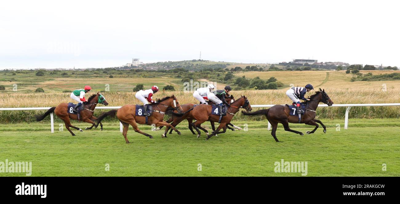 Brighton, Großbritannien. 14. Juli 2023. Ein allgemeiner Überblick über Läufer und Fahrer, die sich während der At the Races App Form Study Handicap auf der Brighton Racecourse auf den Weg machen. Kredit: James Boardman/Alamy Live News Stockfoto