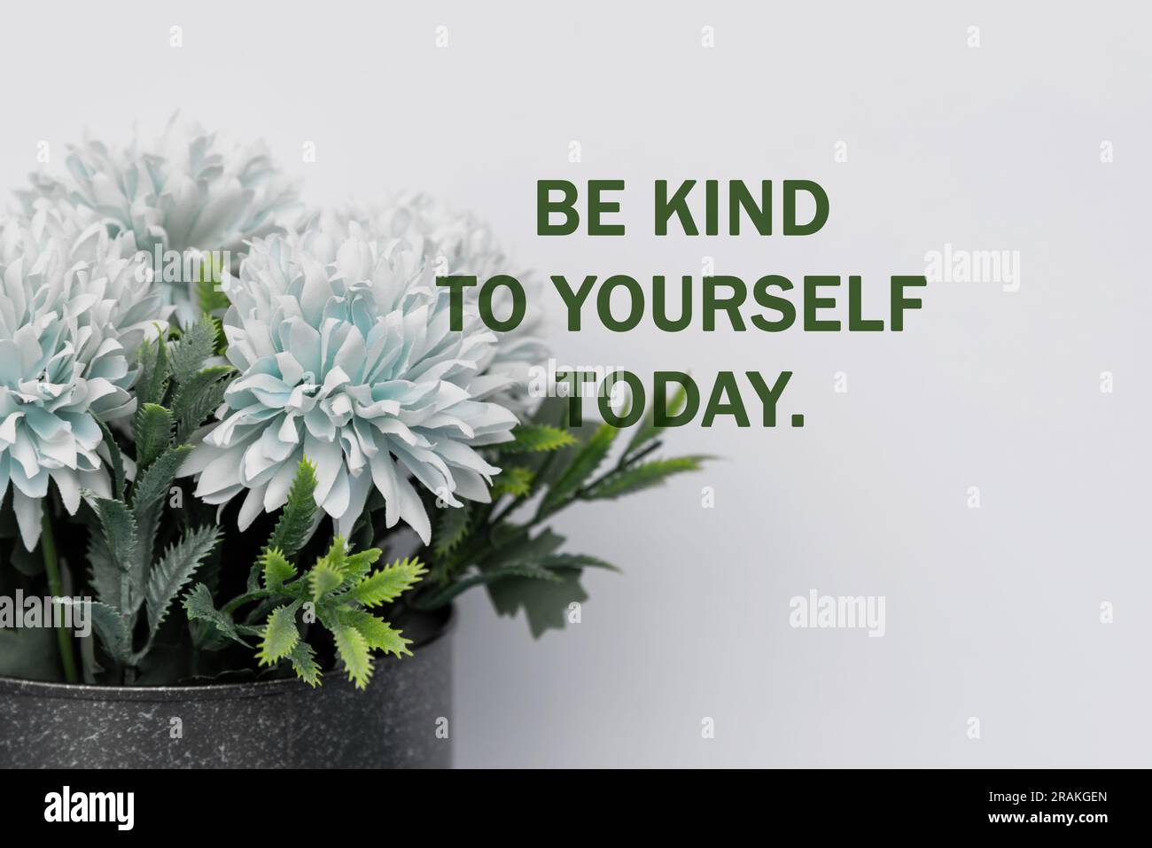 Blumenhintergrund mit inspirierenden Zitaten – seien Sie noch heute nett zu sich selbst. Stockfoto
