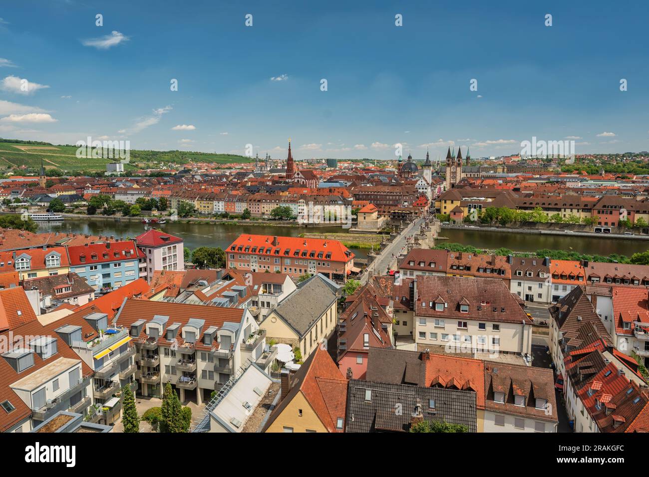 Würzburg Deutschland, die Skyline der Stadt an der Alten Alten Hauptbrücke und dem Main die Stadt an der Romantischen Straße Deutschlands Stockfoto