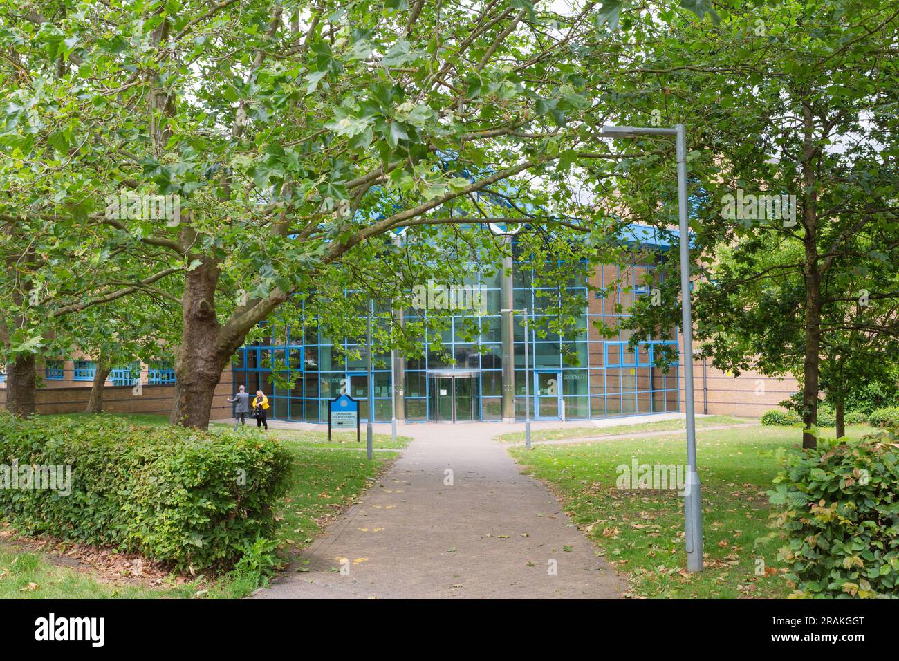 Basildon Crown Court, Essex, Großbritannien. Dienstag, 4. Juli 2023. Außenansicht des kombinierten Gerichtsgebäudes von Basildon. Heute wurde am Basildon Crown Court ein Mordprozess gegen drei Angeklagte fortgesetzt, Ashraf und Abubakar BinAbdulaziz, zusammen mit einem Jugendlichen, der aus rechtlichen Gründen nicht benannt werden kann. Der Prozess entsteht nach der tödlichen Erstochung des 18-jährigen Kamran Khalid an der Harrow Road in Ilford, East London, am 28. Oktober 2021. Helen Cowles / Alamy Live News . Stockfoto