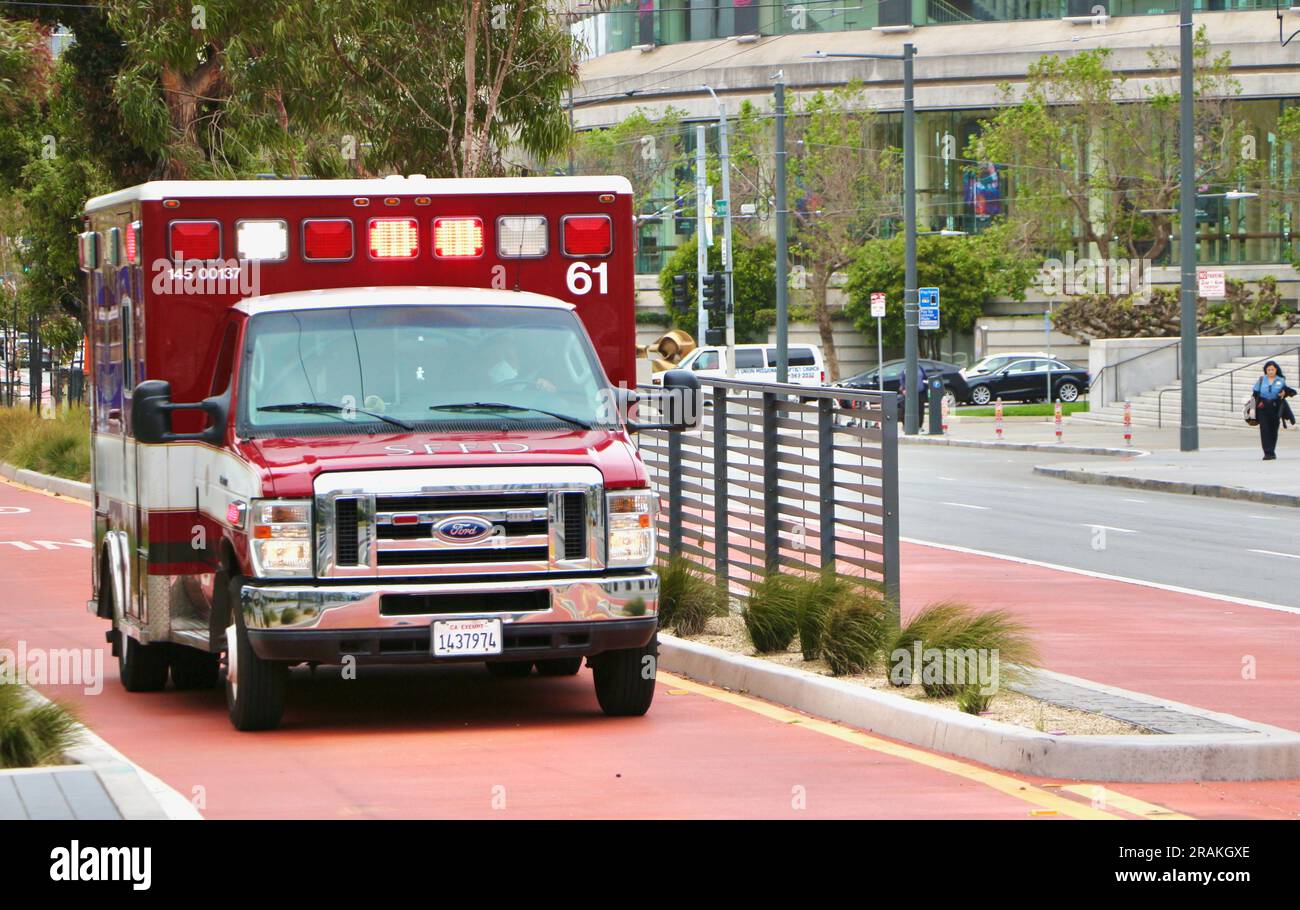 Ford Ambulance 61 betrieben durch das Emergency Medical Response System San Francisco Fire Department auf einen Notruf San Francisco Kalifornien USA Stockfoto