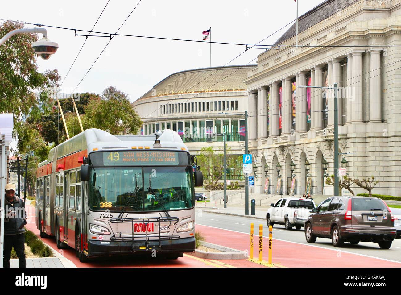 Nummer 49 New Flyer XT60 Trolleybus, der über Freileitungen betrieben wird, im Stadtzentrum San Francisco Kalifornien USA Stockfoto