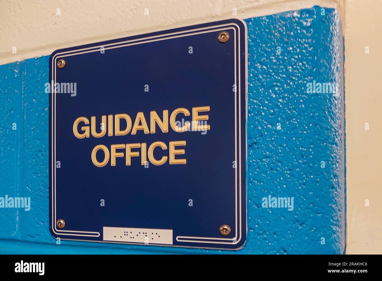 Beratungsbüro, Beratungsbüro, Schild mit Blindenschrift, an blauer Wand vor der Tür zum Schulbüro. Stockfoto