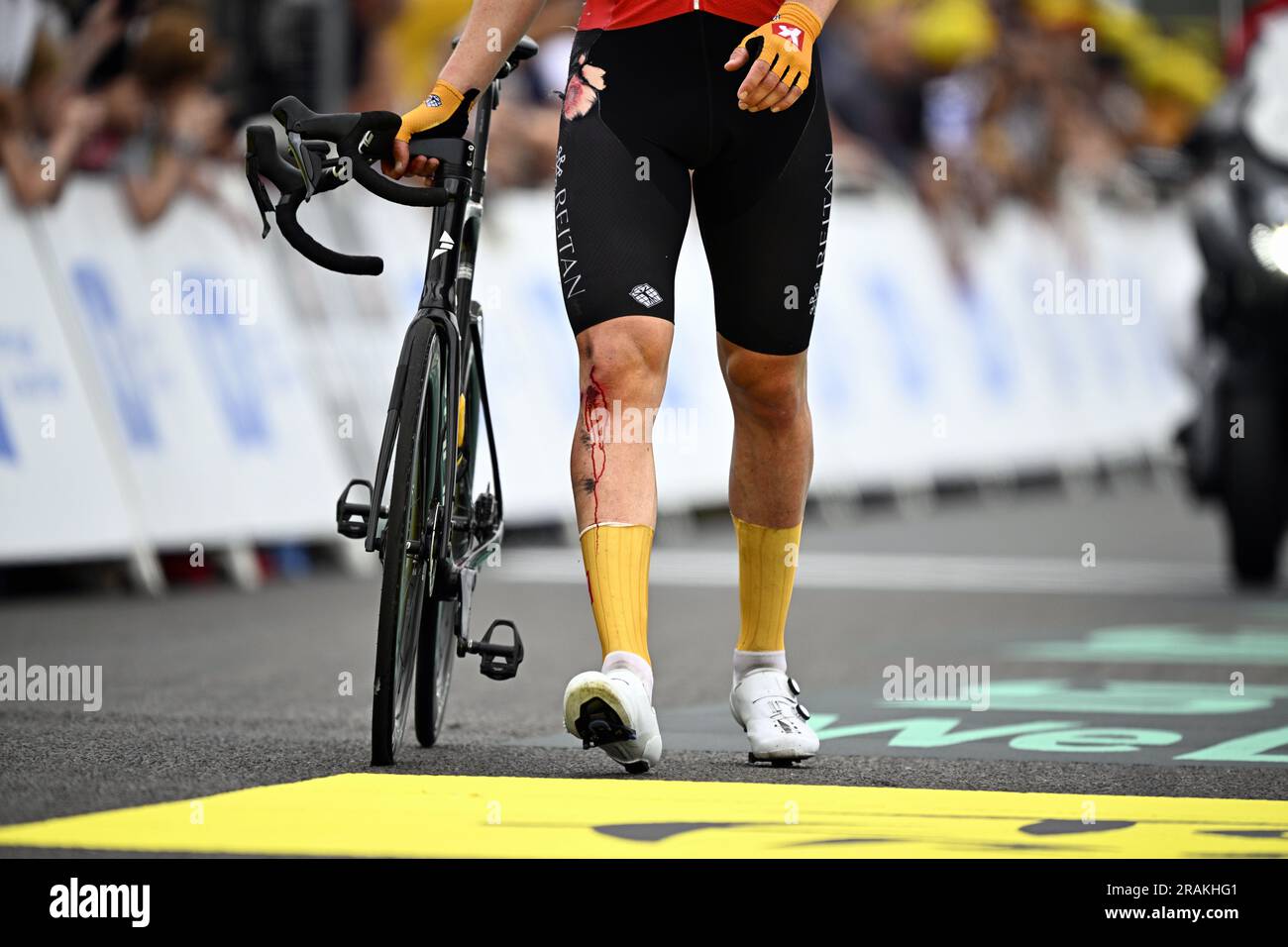 Nogaro, Frankreich. 04. Juli 2023. Norwegische Soren Waerenskjold von Uno-X Pro Cycling Team Riders nach einem Crash am Ende der vierten Etappe des Tour de France Radrennen, einem 181 km langen 8 km langen Rennen von Dax nach Nogaro, Frankreich, Dienstag, 04. Juli 2023. Die diesjährige Tour de France findet vom 01. Bis 23. Juli 2023 statt. BELGA FOTO JASPER JACOBS Kredit: Belga News Agency/Alamy Live News Stockfoto