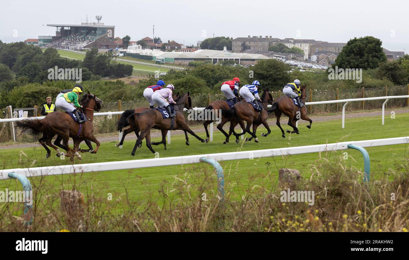 Brighton, Großbritannien. 14. Juli 2023. Eine allgemeine Ansicht, während Läufer und Fahrer sich auf dem Golfplatz auf der Rennbahn „Download the at the Races App Handicap at Brighton Racecourse“ auf den Weg machen. Kredit: James Boardman/Alamy Live News Stockfoto