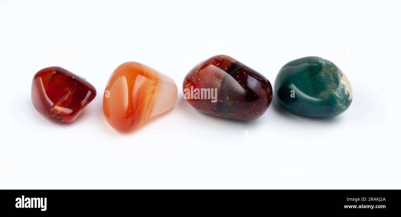 Verschiedene bunte Halbedelsteine auf weißem Hintergrund Stockfoto