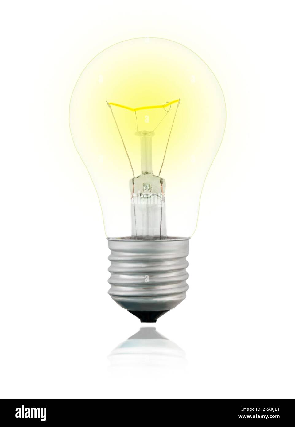 Isolierte, glühende, transparente, gelbe Wolfram-Glühlampe auf weißem Hintergrund mit Reflexion Stockfoto