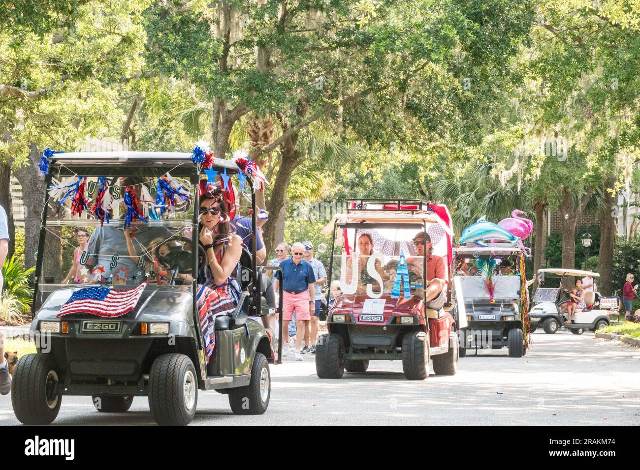 Golfwagen, die in patriotischen Farben dekoriert sind, werden bei der jährlichen Fahrrad- und Golfwagen-Parade anlässlich des Unabhängigkeitstages in der I'on Community, 4. Juli 2021 in Mt Pleasant, South Carolina, veranstaltet. Stockfoto