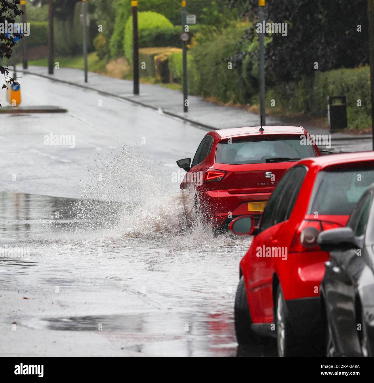 Lurgan, County Armagh, Nordirland, Vereinigtes Königreich. 04. Juli 2023. Britisches Wetter - ein Nachmittag mit langsamen, heftigen Schauern. Der manchmal sintflutartige Regen verursachte lokale Überschwemmungen, bei denen die Abflüsse überlastet waren - der Fahrzeugverkehr verhandelte über Überschwemmungen auf der Hauptstraße nach Lurgan von der Autobahn M1. Kredit: CAZIMB/Alamy Live News. Stockfoto