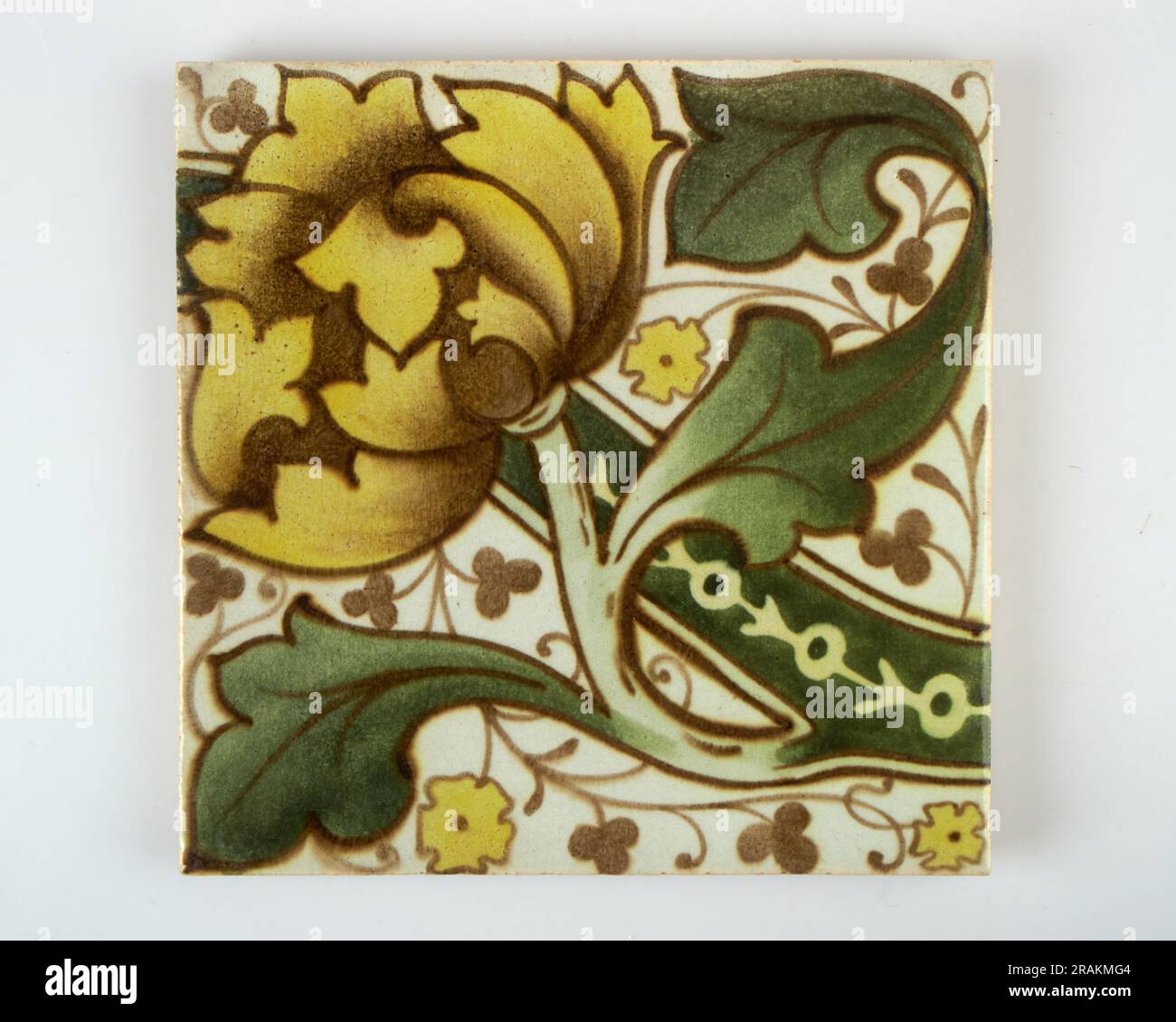 Antique 1900er English Maw & Co Handbemalte Keramikfliesen mit gelbem Mohn und Kunsthandwerk Stockfoto
