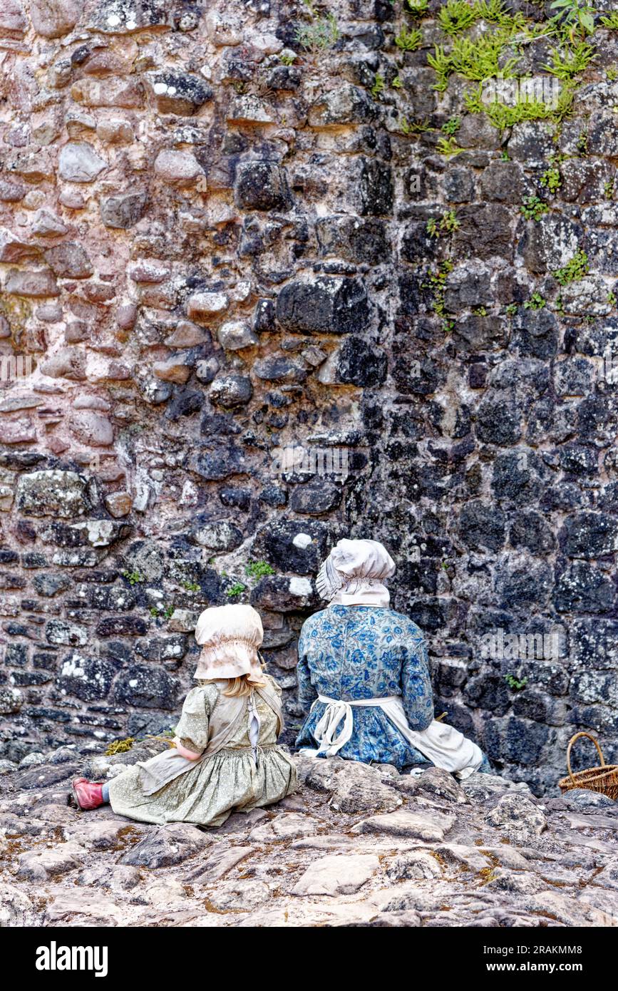 Kinder in pseudo-viktorianischen Kostümen im Raglan Castle in Monmothshire, South Wales, Großbritannien. 25. vom Juni 2023 Stockfoto