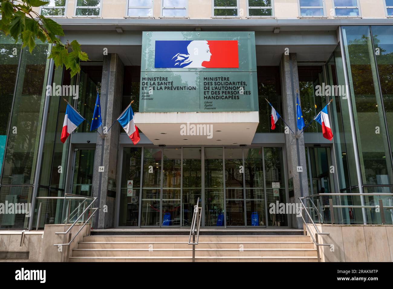 Eintritt zum Gebäude des französischen Ministeriums für Gesundheit und Prävention und des Ministeriums für Solidarität, Autonomie und Menschen mit Behinderungen Stockfoto