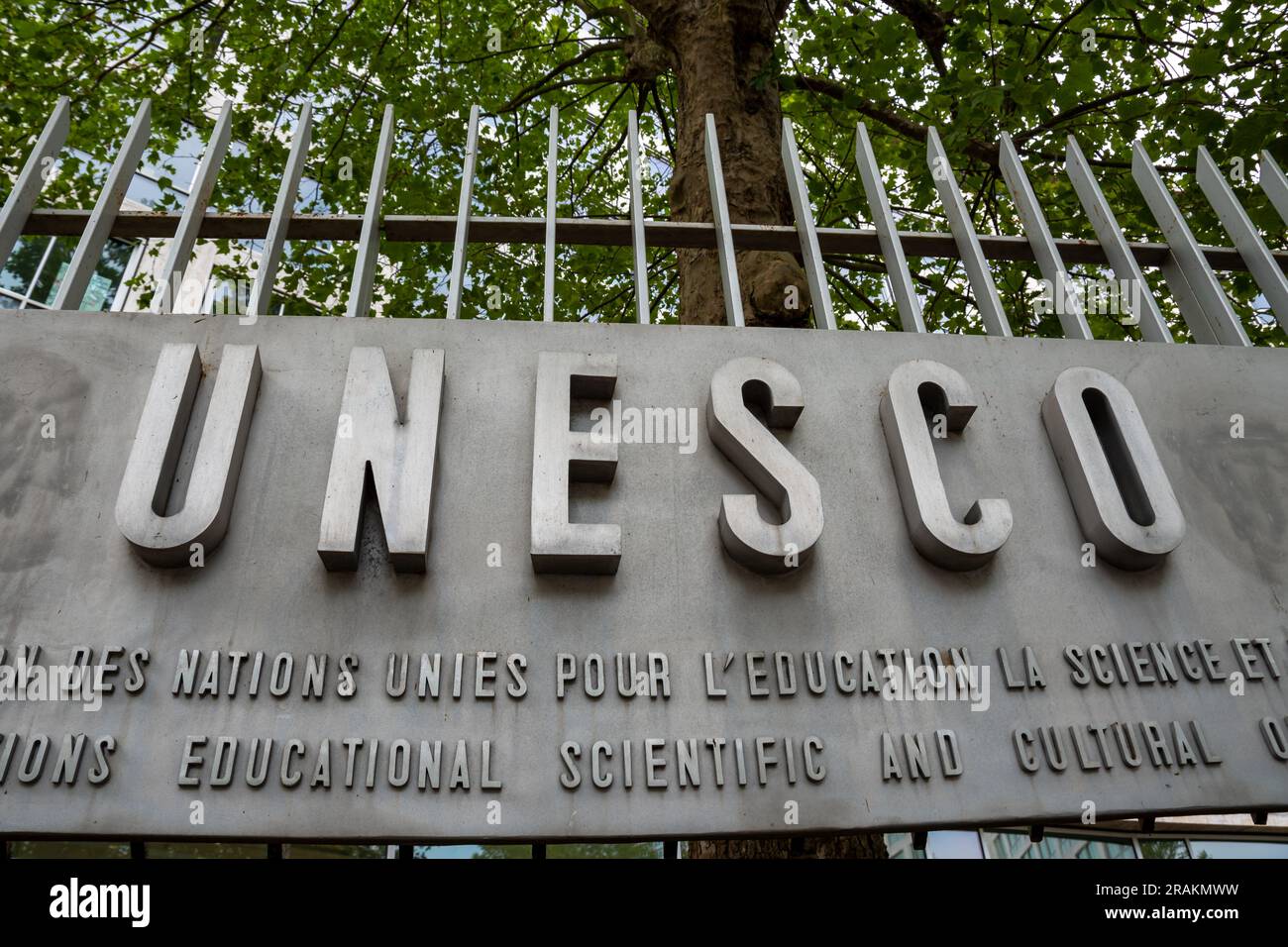 Unterschreiben Sie vor dem Sitz der UNESCO, einer internationalen Institution der Vereinten Nationen, die auf Bildung, Wissenschaft und Kultur spezialisiert ist Stockfoto