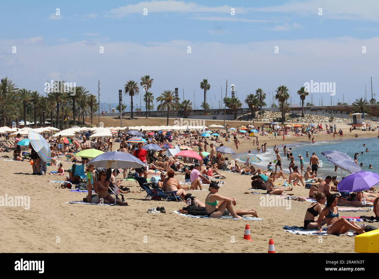 Barcelona, Spanien. 1. Juli 2023. Einheimische und ausländische Touristen genießen den Sommer am Strand von Barcelona. (Kreditbild: © Tubal Sapkota/Pacific Press via ZUMA Press Wire) NUR REDAKTIONELLE VERWENDUNG! Nicht für den kommerziellen GEBRAUCH! Stockfoto