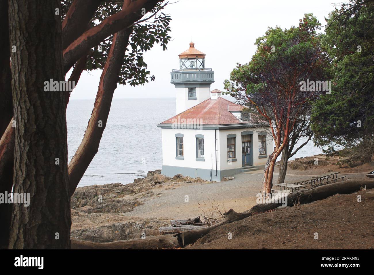 Friday Harbor, Washington, USA - 11.09.2021: Blick auf den Lime Kiln Lighthouse durch die Bäume. Stockfoto