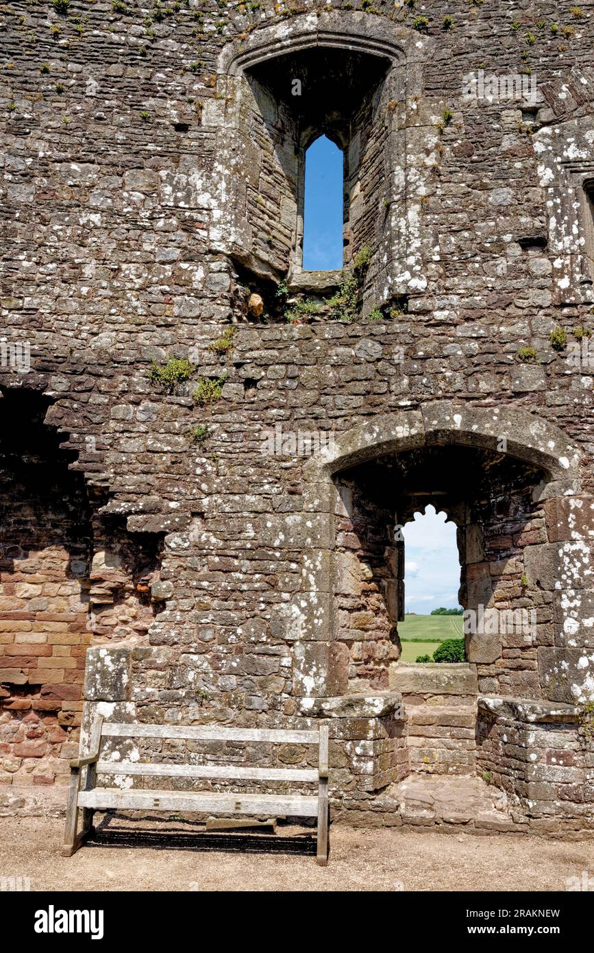 Innere des mittelalterlichen Raglan Castle (Walisisch: Castell Rhaglan) Monmothshire, South Wales, Vereinigtes Königreich. 25. vom Juni 2023 Stockfoto