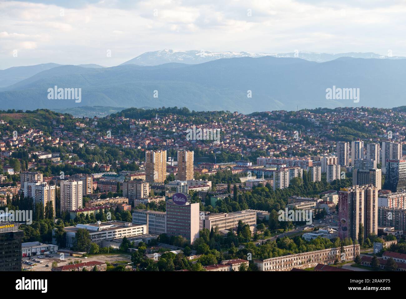 Sarajevo, Bosnien und Herzegowina - Mai 25 2019: Aus der Vogelperspektive auf die Stadt mit ihren Hintern, die Dinarischen Alpen. Stockfoto