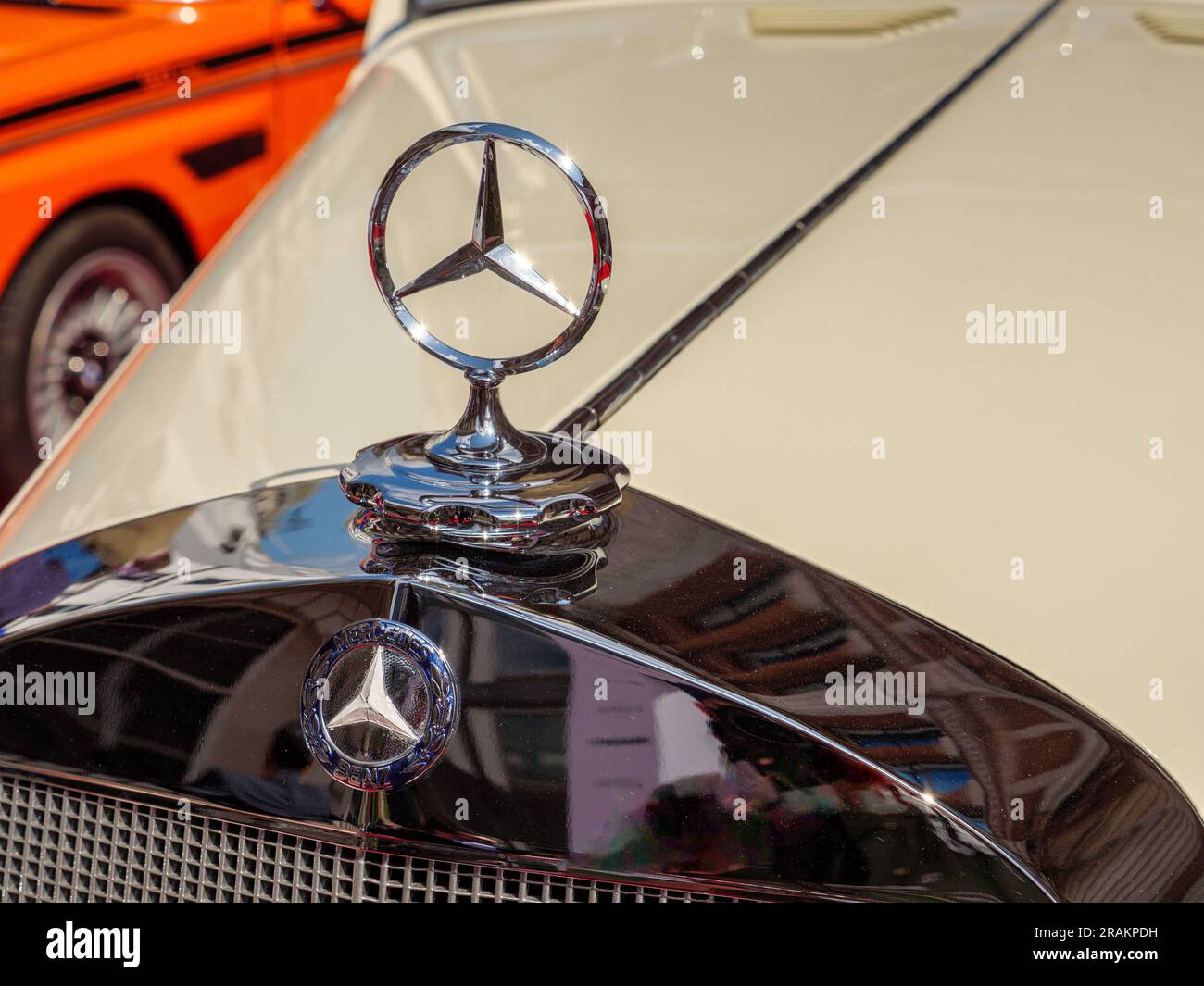Der Mercedes-Benz hob das Sternenzeichen auf der Motorhaube eines Oldtimers Stockfoto