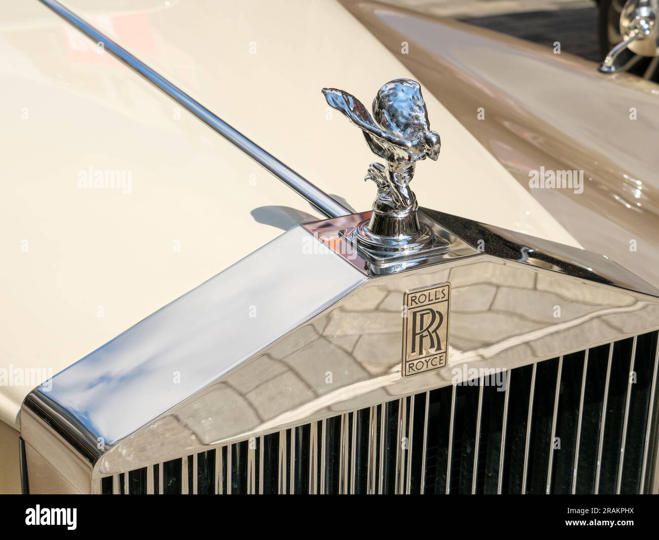 Die Maskottchen-Skulptur „Spirit of Ecstasy“ auf der Motorhaube eines Rolls-Royce-Autos Stockfoto