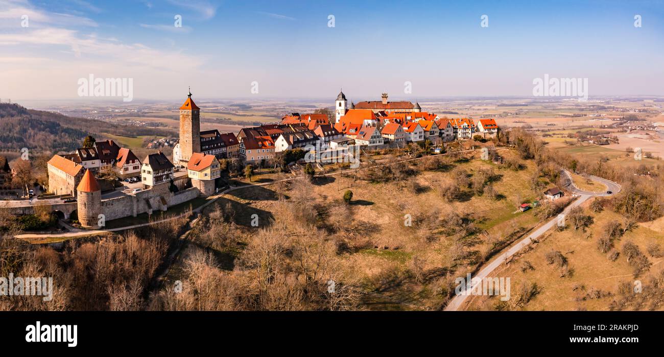 Das malerische Reiseziel Waldenburg in Hohenlohe im Winter aus der Perspektive der Drohnen Stockfoto