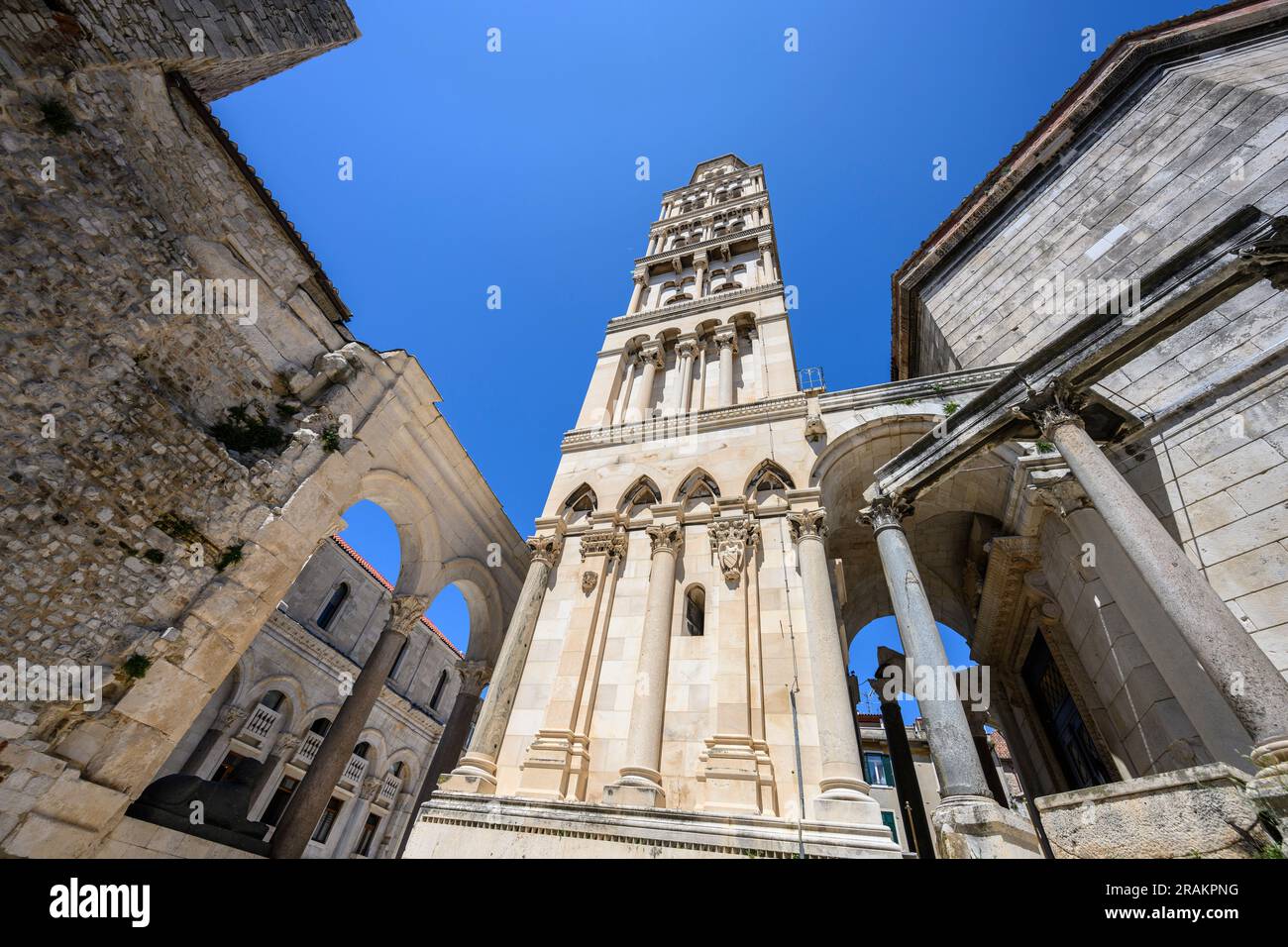 Der Glockenturm der Kathedrale von St. Domnius, der in den Überresten des römischen Palastes von Diokletian, Split, Dalmatien, Kroatien, erbaut wurde. Stockfoto