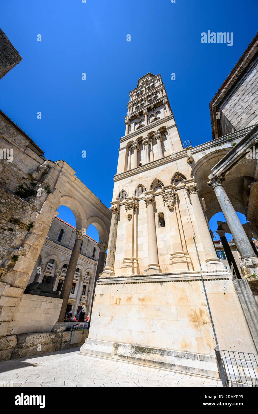 Der Glockenturm der Kathedrale von St. Domnius, der in den Überresten des römischen Palastes von Diokletian, Split, Dalmatien, Kroatien, erbaut wurde. Stockfoto